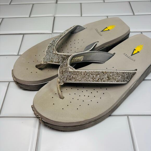 Volatile Shoes - Volatile Rhinestone Sparkle Glitter Flip Flop
Platform Size‎ 9